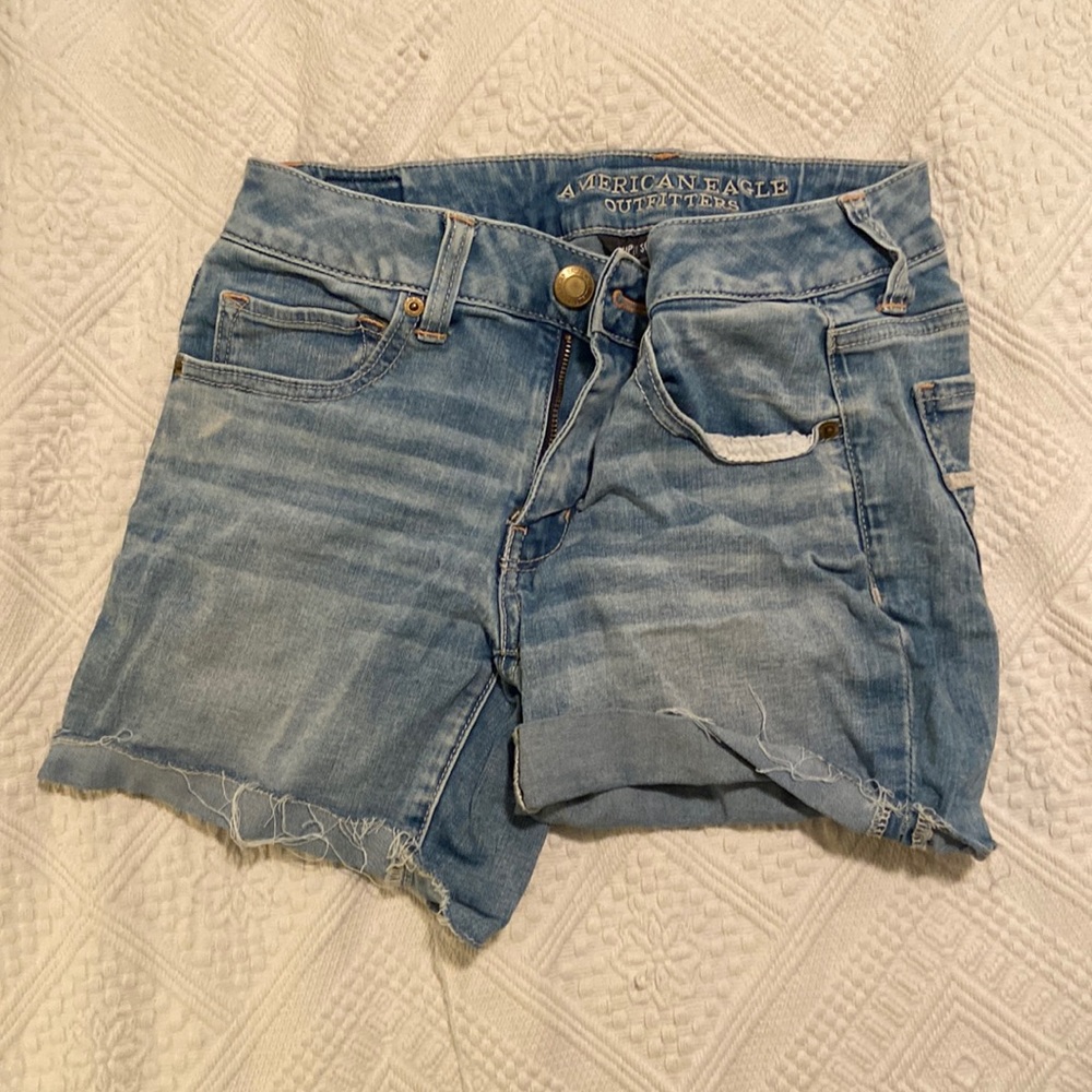 American eagle midi 6 light wash shorts